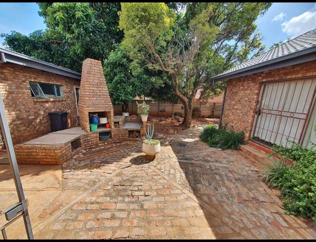 3 BEDROOM HOUSE FOR SALE IN THE ORCHARDS